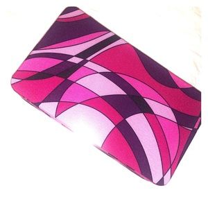 Tarte clutch for brushes